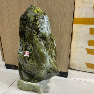 Trụ đá, cây đá thật, tự nhiên màu xanh cao 55 cm, nặng 28 kg cho người mệnh Hỏa và Mộc. Chân đế đá