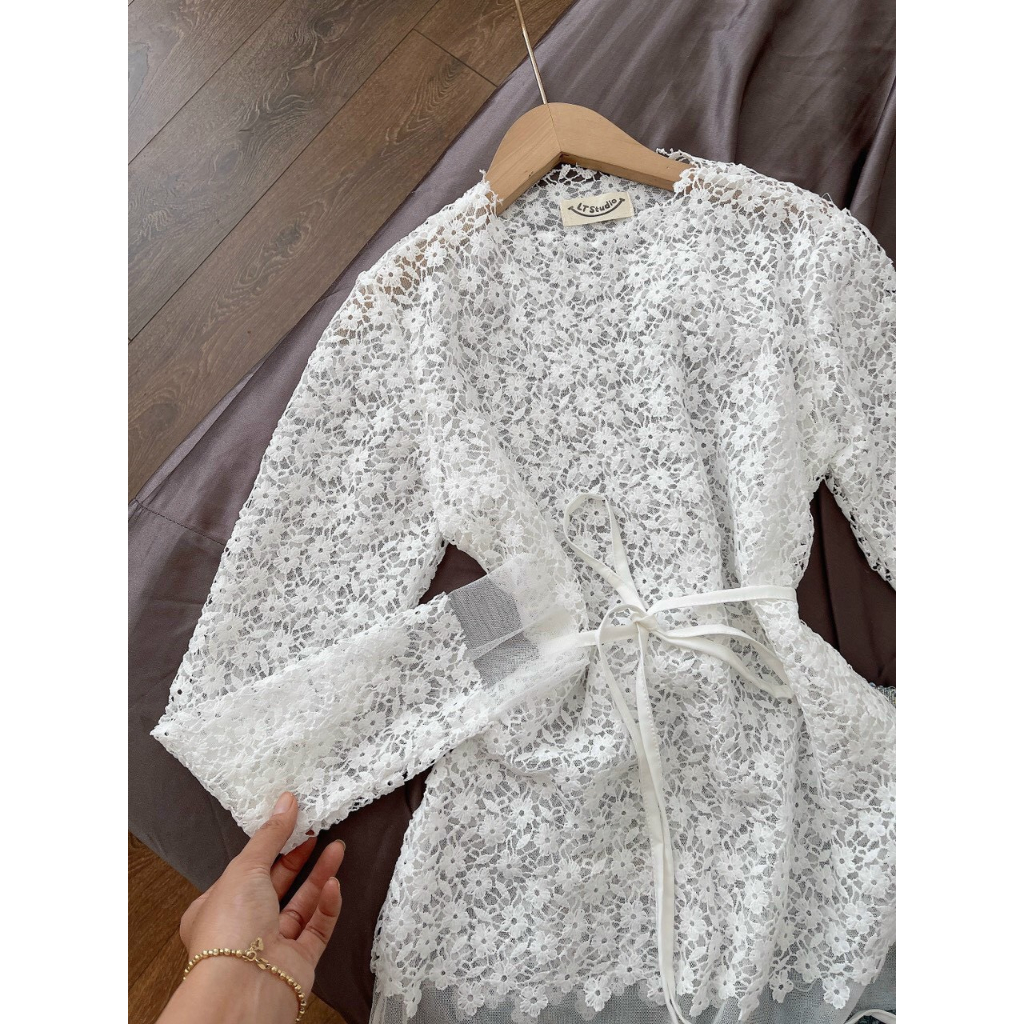 Set bộ nữ áo ren hoa trắng kèm chân váy dạ hoa xanh Freesize Rossy Fashion - SR205
