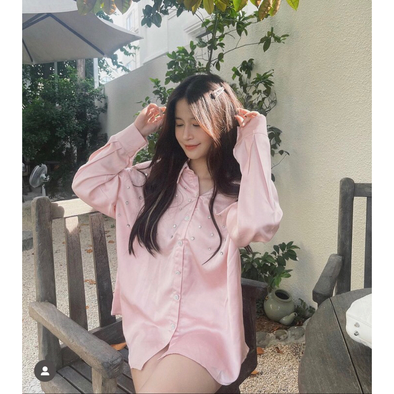 JENNYCLOSET | Áo sơ mi lụa trễ vai đính đá sang chảnh , Áo sơ mi from dấu quần tiểu thư