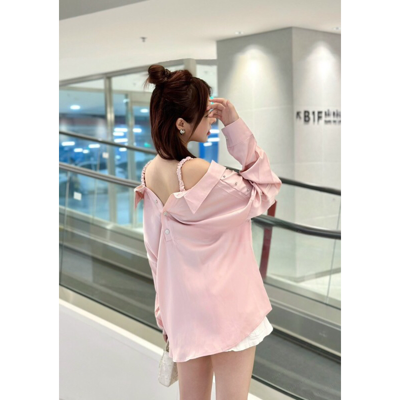 JENNYCLOSET | Áo sơ mi lụa trễ vai đính đá sang chảnh , Áo sơ mi from dấu quần tiểu thư