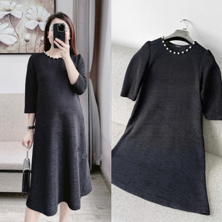 Váy bầu gân đen cổ ngọc