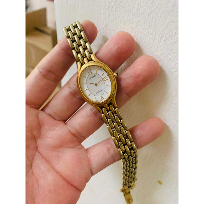 Đồng hồ Seiko Exceline dây kim loại mạ vàng nữ đeo.