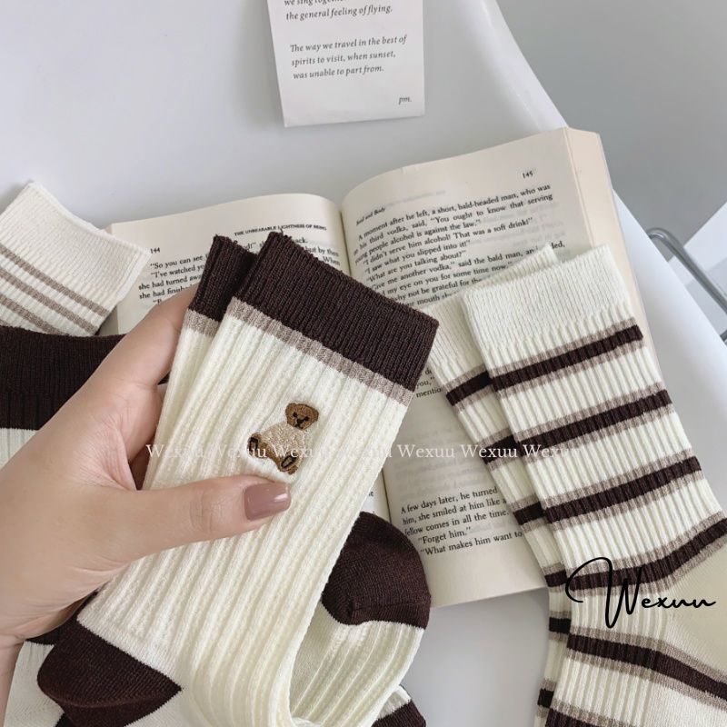 Tất vớ nữ cổ cao WEXUU vải cotton gân thêu họa tiết gấu kẻ ngang phối màu chocolate xinh xắn phong cách Hàn Quốc - T21