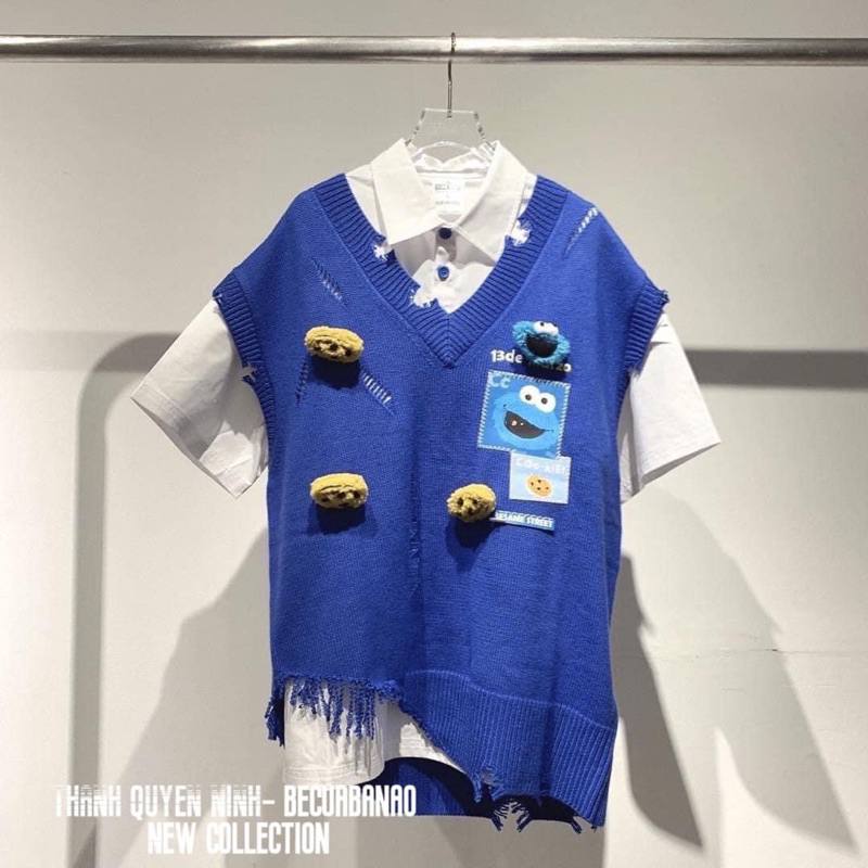 Set gile xanh kèm áo sơ mi gắn gấu và bánh quy