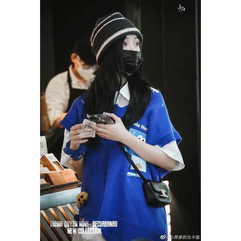 Set gile xanh kèm áo sơ mi gắn gấu và bánh quy