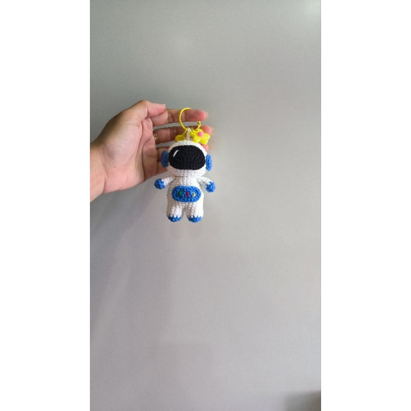 Móc khoá phi hành gia bằng len handmade