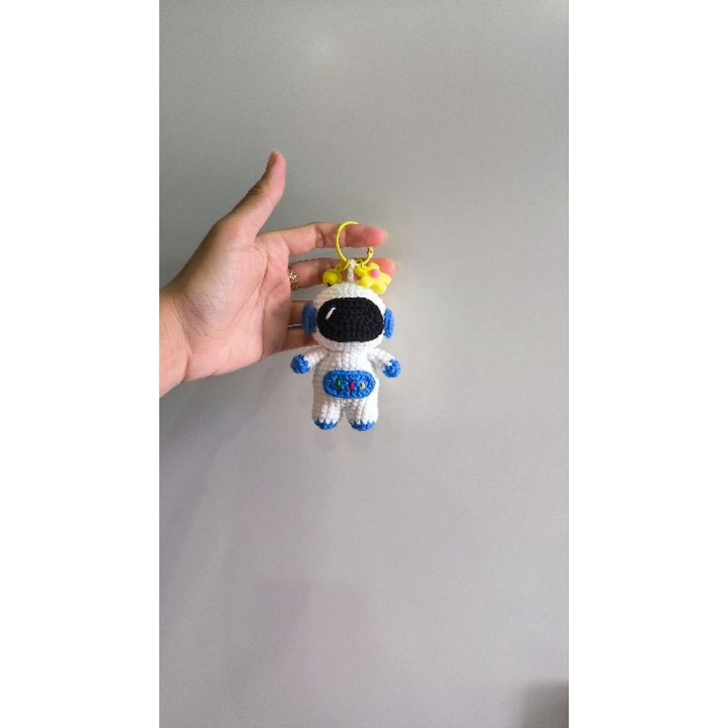 Móc khoá phi hành gia bằng len handmade