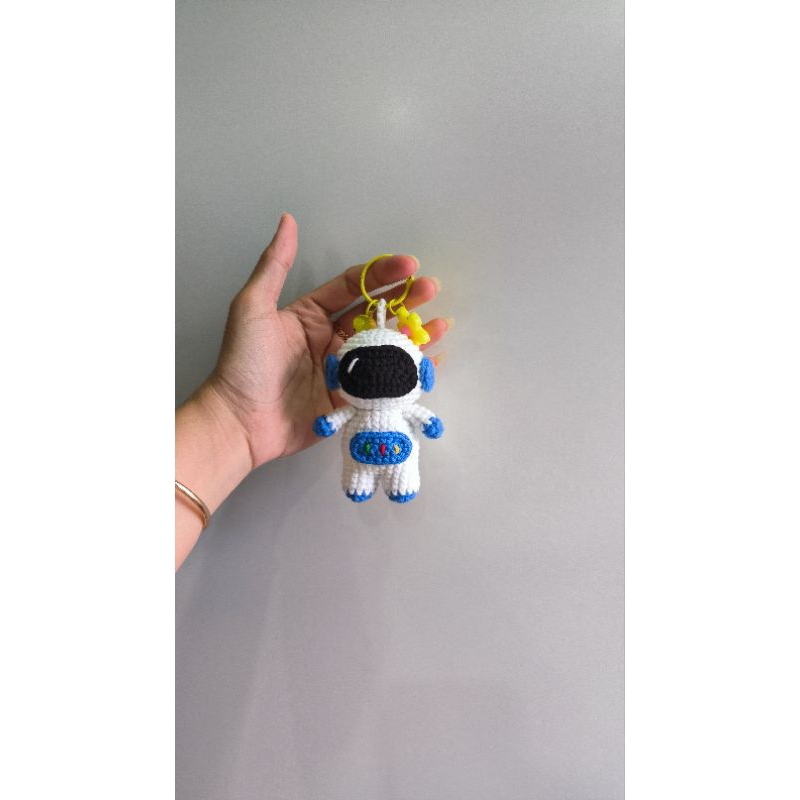 Móc khoá phi hành gia bằng len handmade