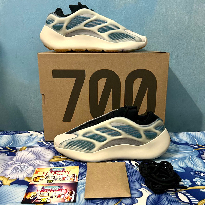 'Giày Cổ Thấp' adidas Yeezy 700 V3 'Kyanite'