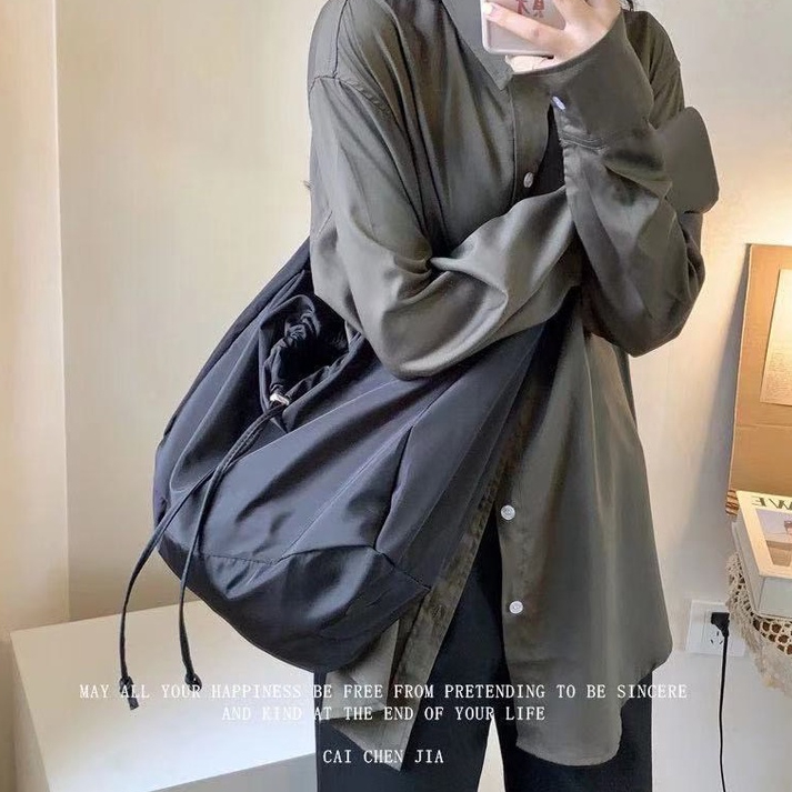 Túi đeo chéo bao tử dây rút vải dù chống thấm nước Sereinclothing.st2w dành cho nữ