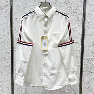  Áo Sơ Mi Nam Nữ Thom MiX Logo Kẻ  Đỏ Dọc áo Và 2 Bên Tay Chất Vải Thô. 