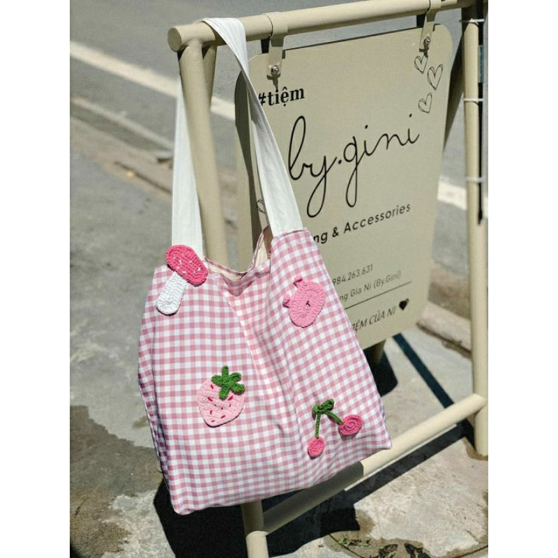 Túi tote tone màu caro siêu xinh đính tag len handmade