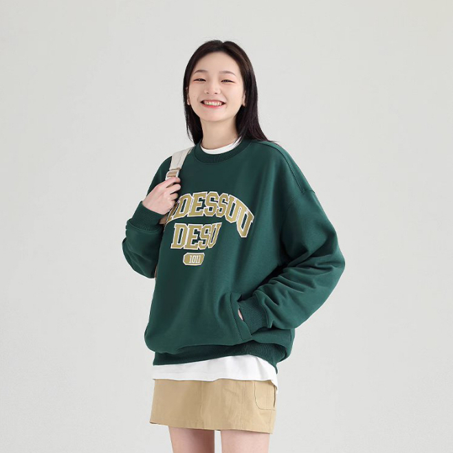 Áo sweater nỉ dài tay Dessuu màu xanh lá, họa tiết in chữ 01'Dessuu