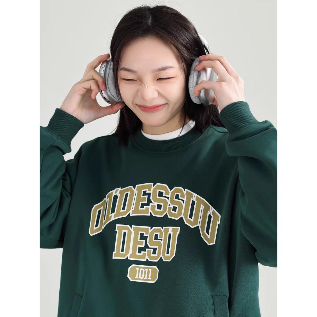 Áo sweater nỉ dài tay Dessuu màu xanh lá, họa tiết in chữ 01'Dessuu
