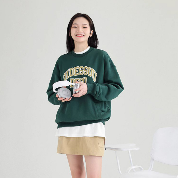 Áo sweater nỉ dài tay Dessuu màu xanh lá, họa tiết in chữ 01'Dessuu