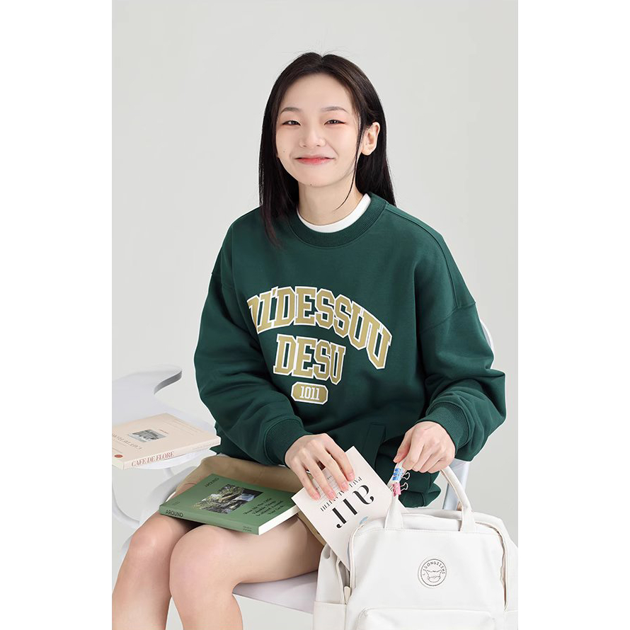 Áo sweater nỉ dài tay Dessuu màu xanh lá, họa tiết in chữ 01'Dessuu