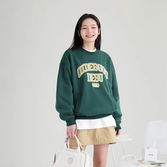 Áo sweater nỉ dài tay Dessuu màu xanh lá, họa tiết in chữ 01'Dessuu