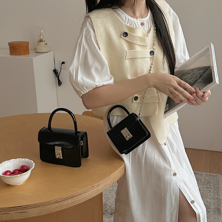 Túi xách tay nữ khóa xoay da bóng hai size kèm dây xích đeo chéo LK348