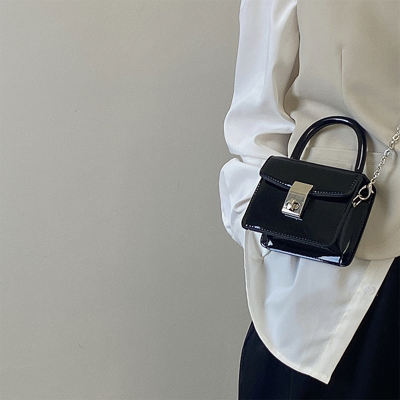 Túi xách tay nữ khóa xoay da bóng hai size kèm dây xích đeo chéo LK348