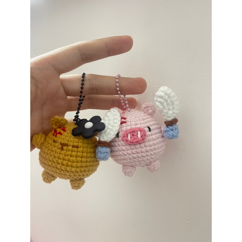 Móc khoá len heo cầm dao