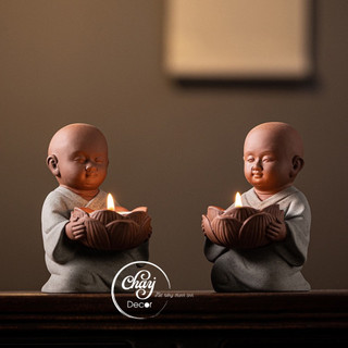 Chú Tiểu Bê Nến, Đỡ Nến, Giá Đỡ Nến Hình Chú Tiểu Tay Cầm Hoa Sen Bằng Gốm Trang Trí Hàng Loại I - Chay Decor