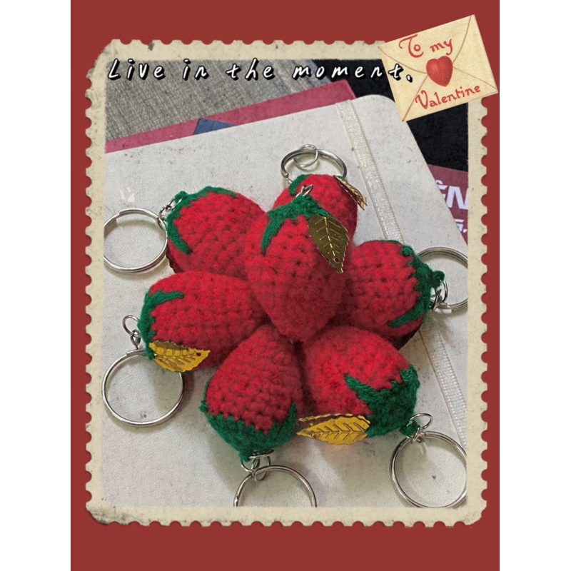 Móc khoá quả dâu tây nhồi bông bằng len có lá lấp lánh siu dễ thương