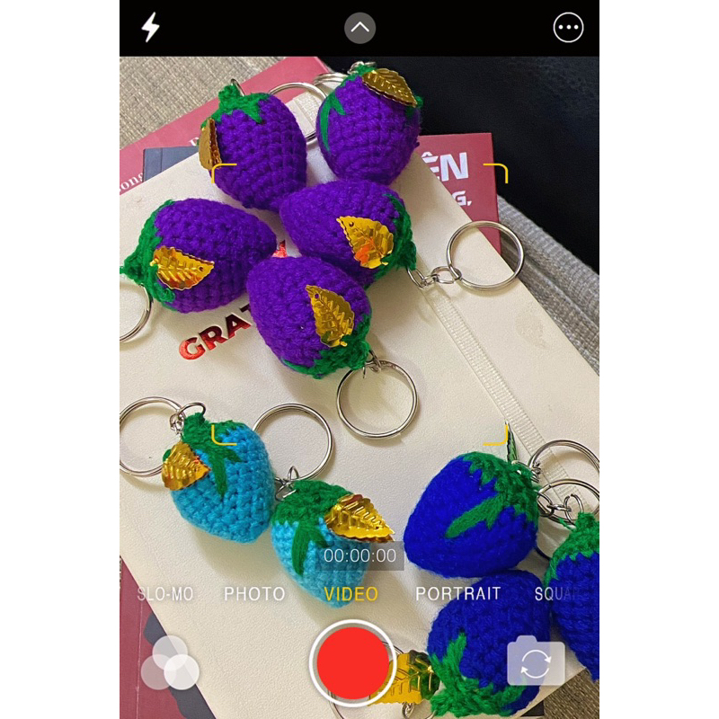 Móc khoá quả dâu tây nhồi bông bằng len có lá lấp lánh siu dễ thương