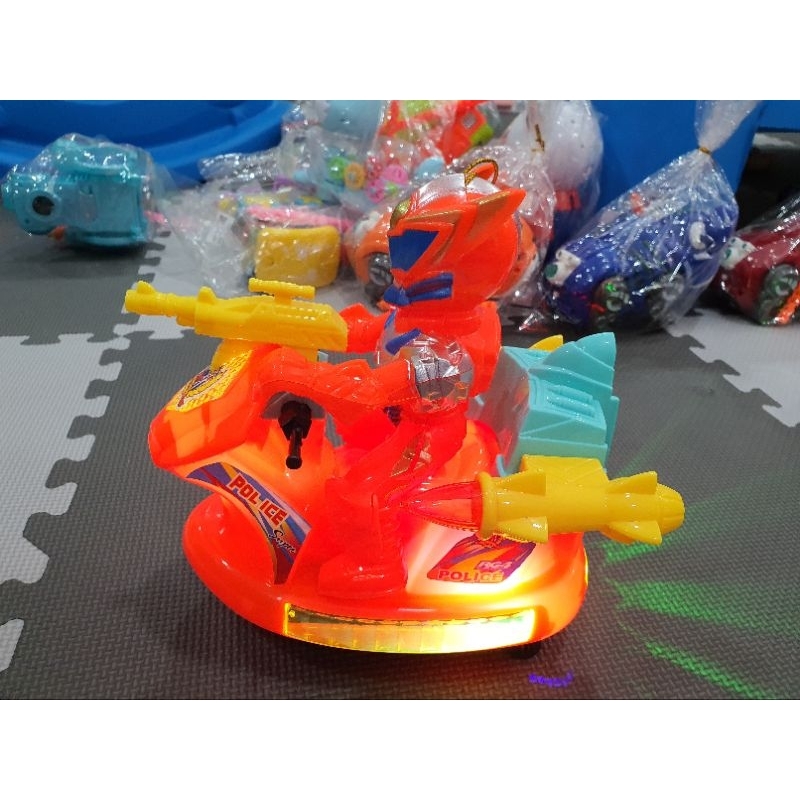 Đồ chơi siêu nhân lái phi thuyền bắn súng có đèn, có nhạc