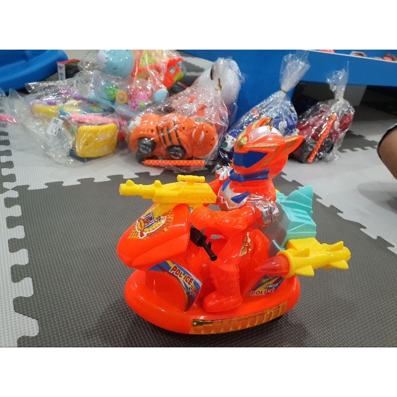 Đồ chơi siêu nhân lái phi thuyền bắn súng có đèn, có nhạc