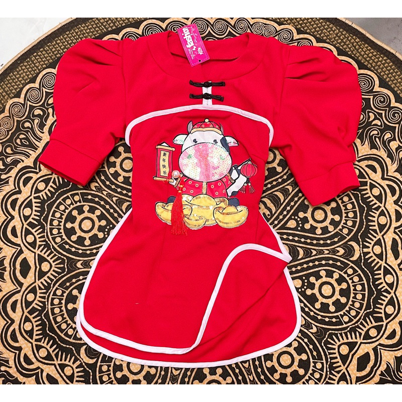 Set áo cổ tàu tay bồng đính kim sa hình bò sữa và chân váy