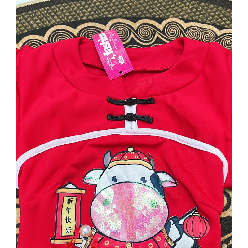 Set áo cổ tàu tay bồng đính kim sa hình bò sữa và chân váy