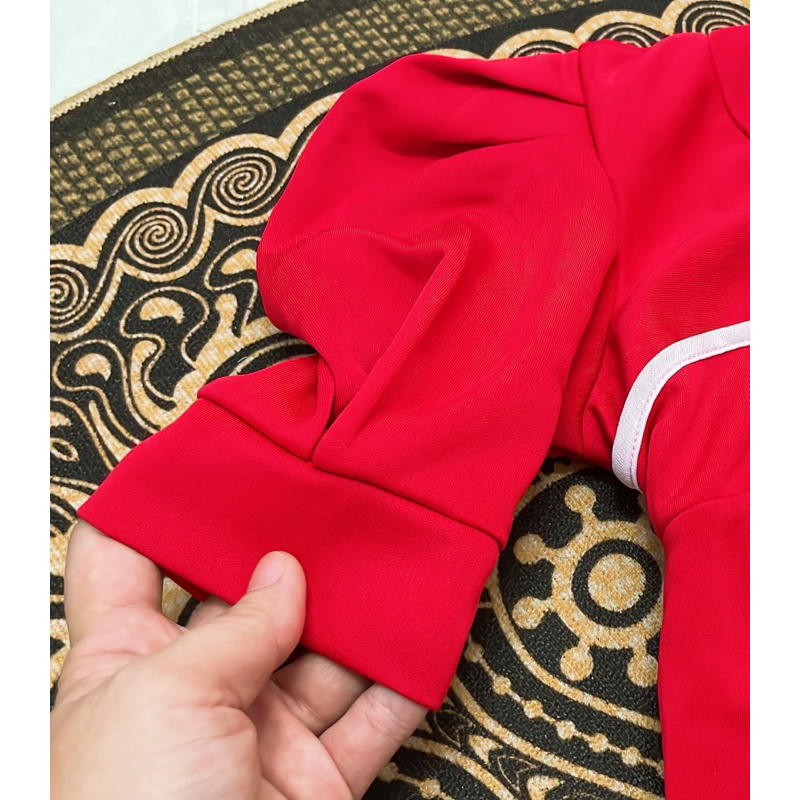 Set áo cổ tàu tay bồng đính kim sa hình bò sữa và chân váy