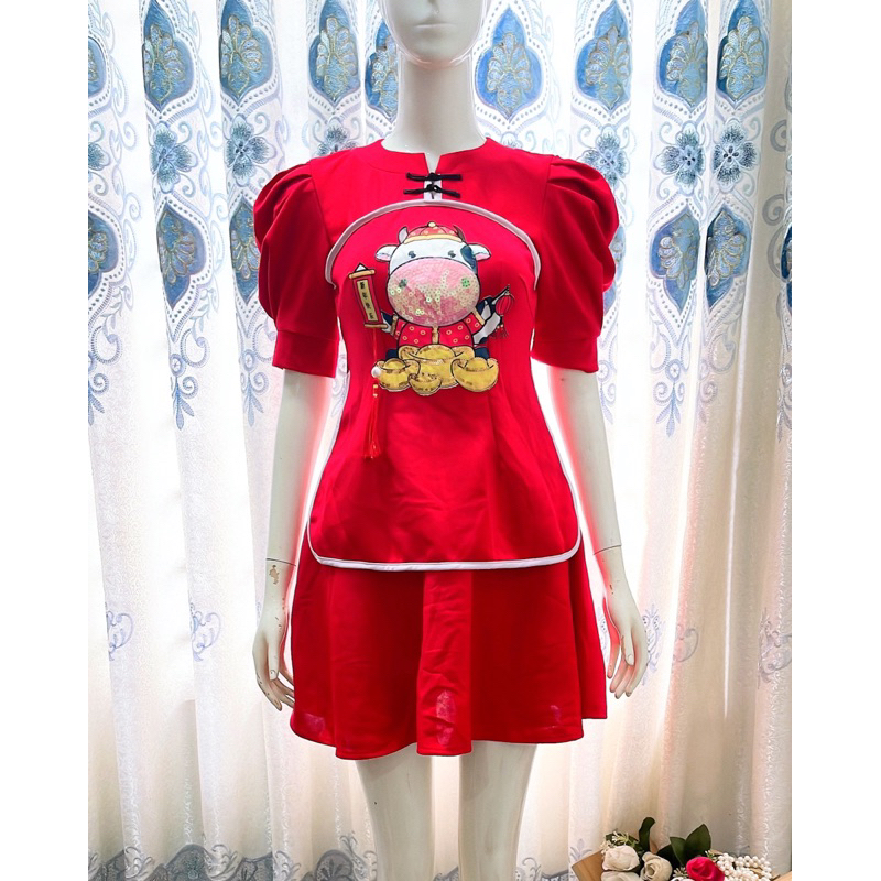 Set áo cổ tàu tay bồng đính kim sa hình bò sữa và chân váy