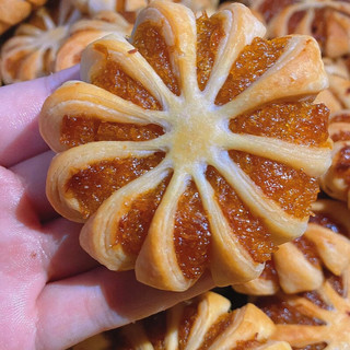 BÁNH HOA MAI NHÂN KHÓM