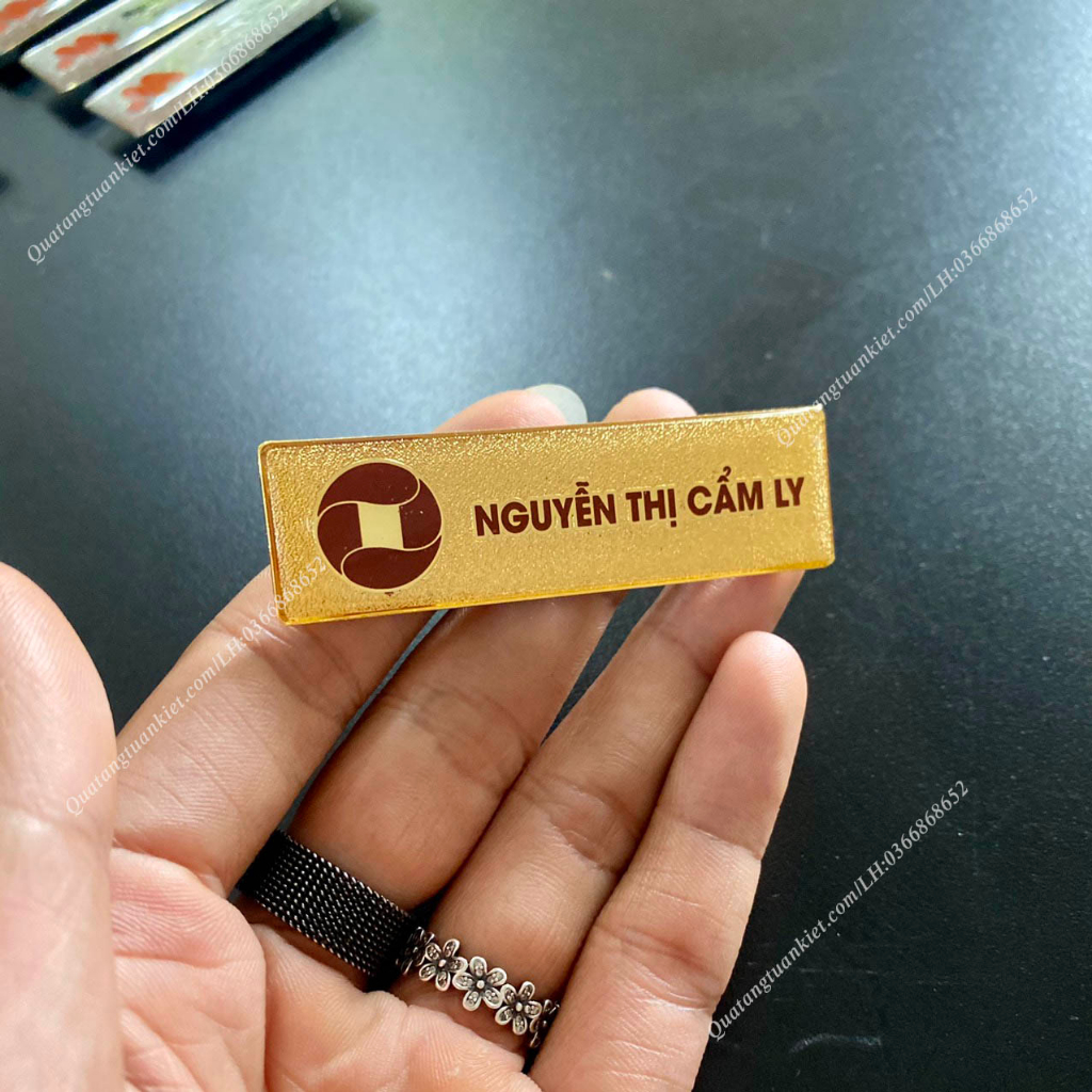Biển tên nhân viên ngân hàng OCB MẠ VÀNG