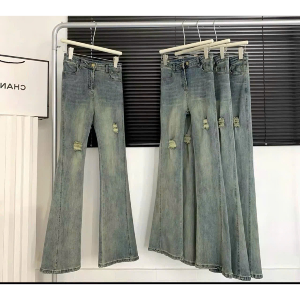 Quần dài jeans ống loe màu bạc rách hotrend 2023