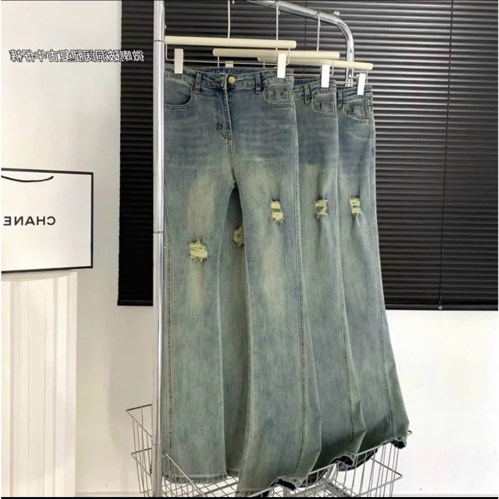 Quần dài jeans ống loe màu bạc rách hotrend 2023