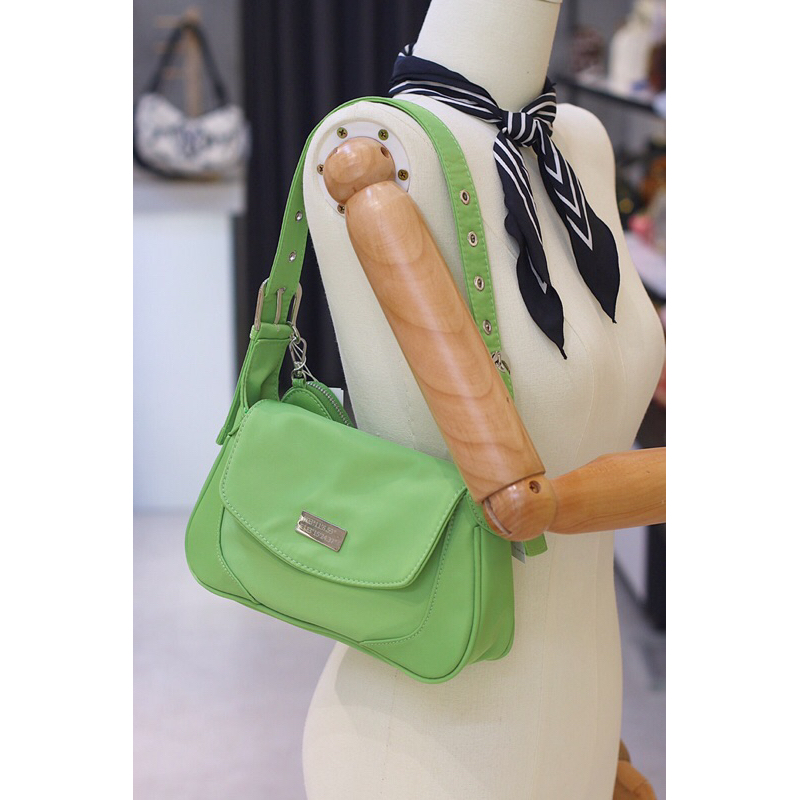 Túi kẹp nách kiểu dáng trending chất poly dày dặn trợt nước