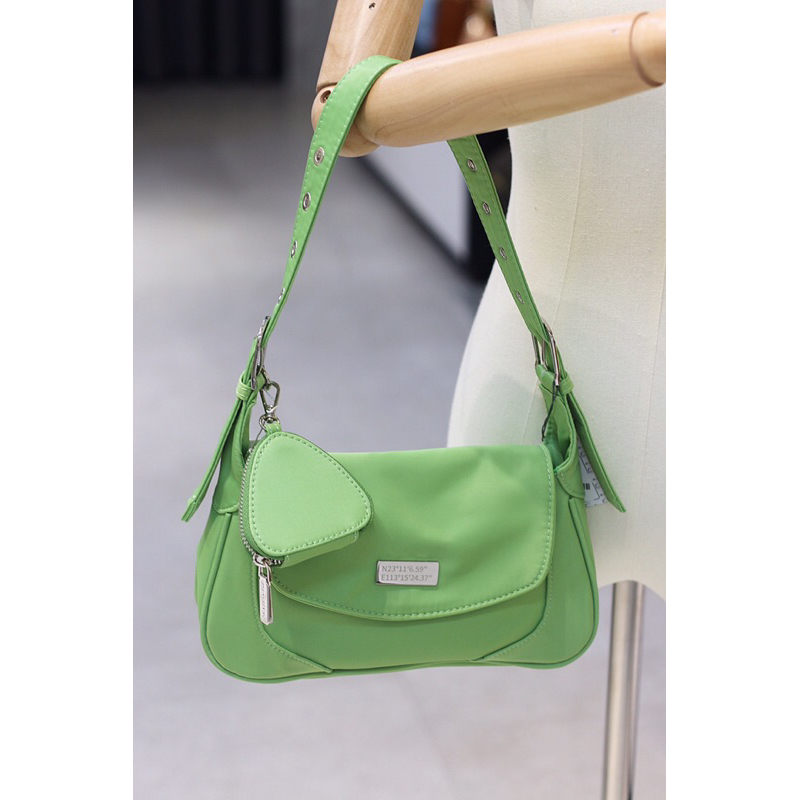 Túi kẹp nách kiểu dáng trending chất poly dày dặn trợt nước