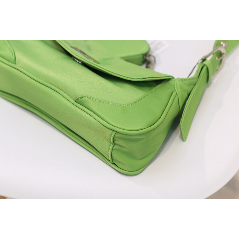 Túi kẹp nách kiểu dáng trending chất poly dày dặn trợt nước