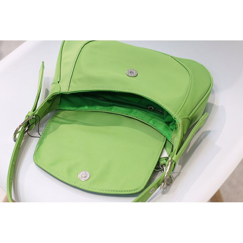 Túi kẹp nách kiểu dáng trending chất poly dày dặn trợt nước