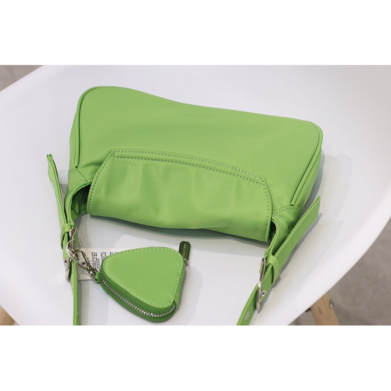 Túi kẹp nách kiểu dáng trending chất poly dày dặn trợt nước