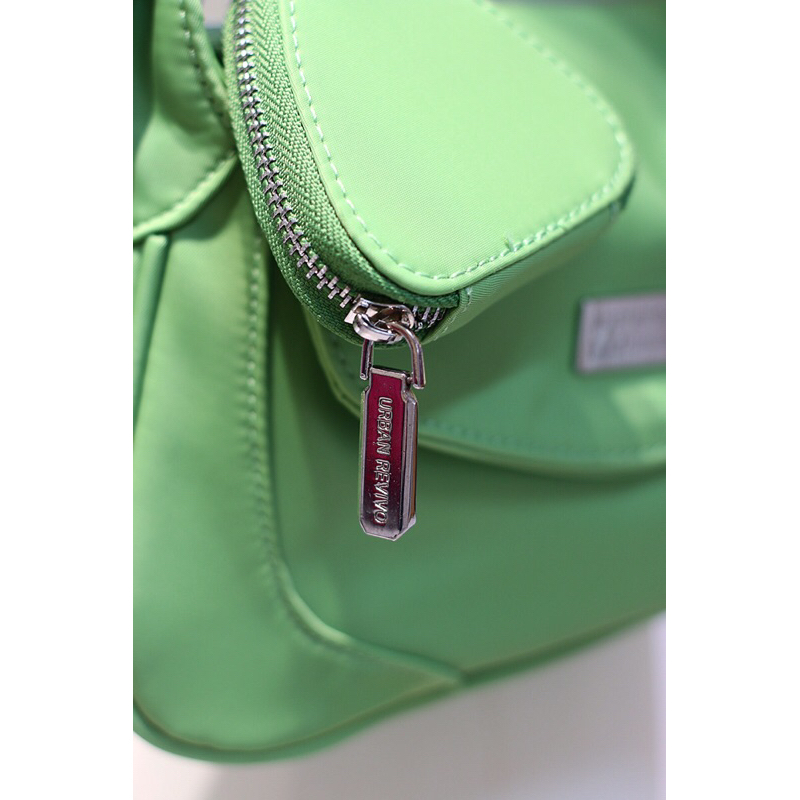 Túi kẹp nách kiểu dáng trending chất poly dày dặn trợt nước