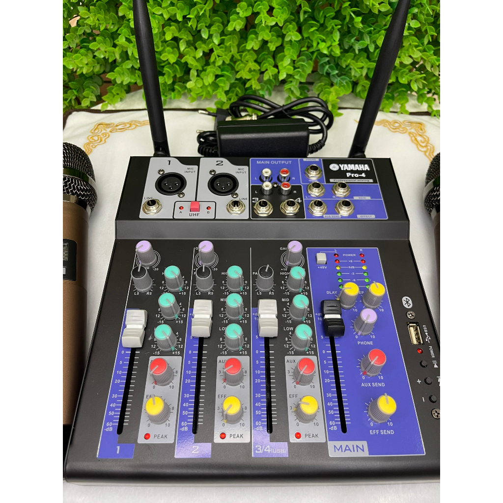 Mixer Pro-4 Yamaha Tặng 2 Tay Mic Không Dây, Có Thể Kết Nối Loa Kéo, Loa Vi Tính, Livestream. Âm Thanh Cực Hay