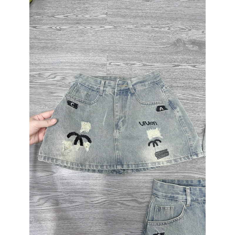 Chân váy jean  chữ X thêu