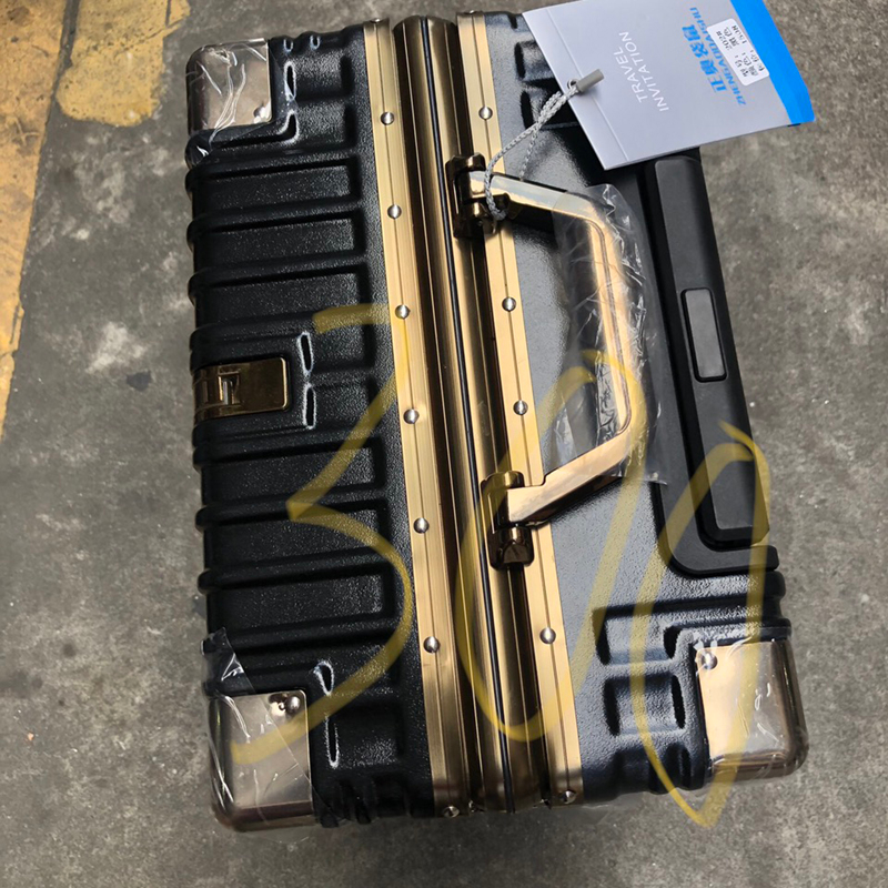 Vali khung nhôm khóa sập có khung màu gold, Size 20,size 24 Được mạ khung màu gold siêu sang trọng,trẻ trung,năng động