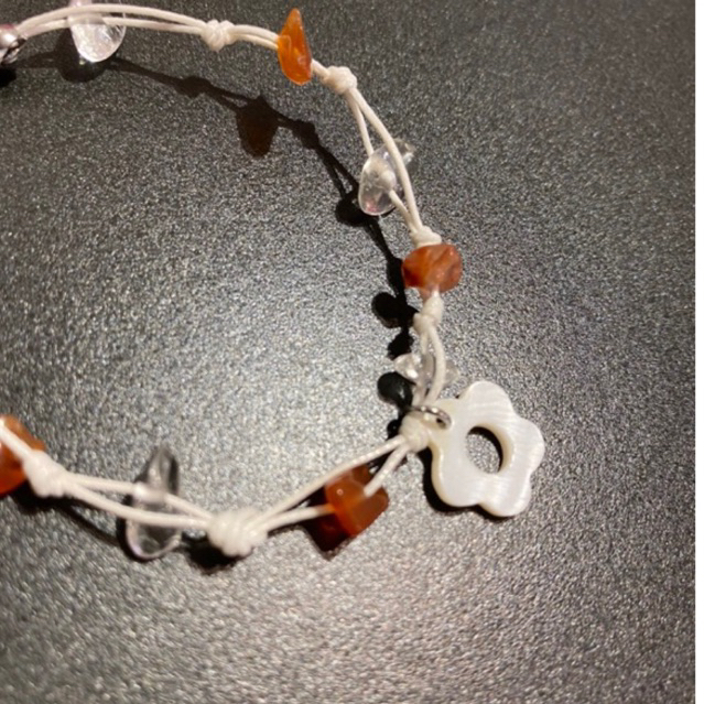 Vòng tay phối đá pastel nhẹ nhàng charm hoa trắng