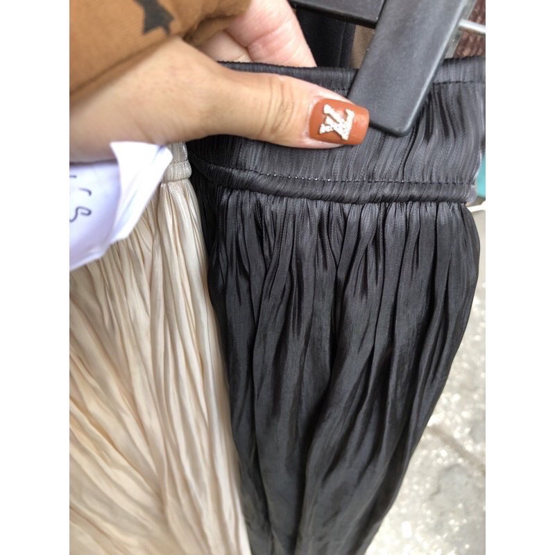Chân váy lụa ánh kim màu be