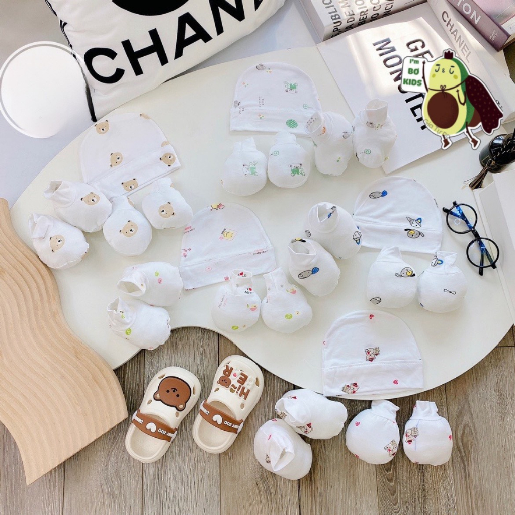 Set mũ kèm bao tay chân nền trắng họa tiết mềm mát cho bé từ sơ sinh