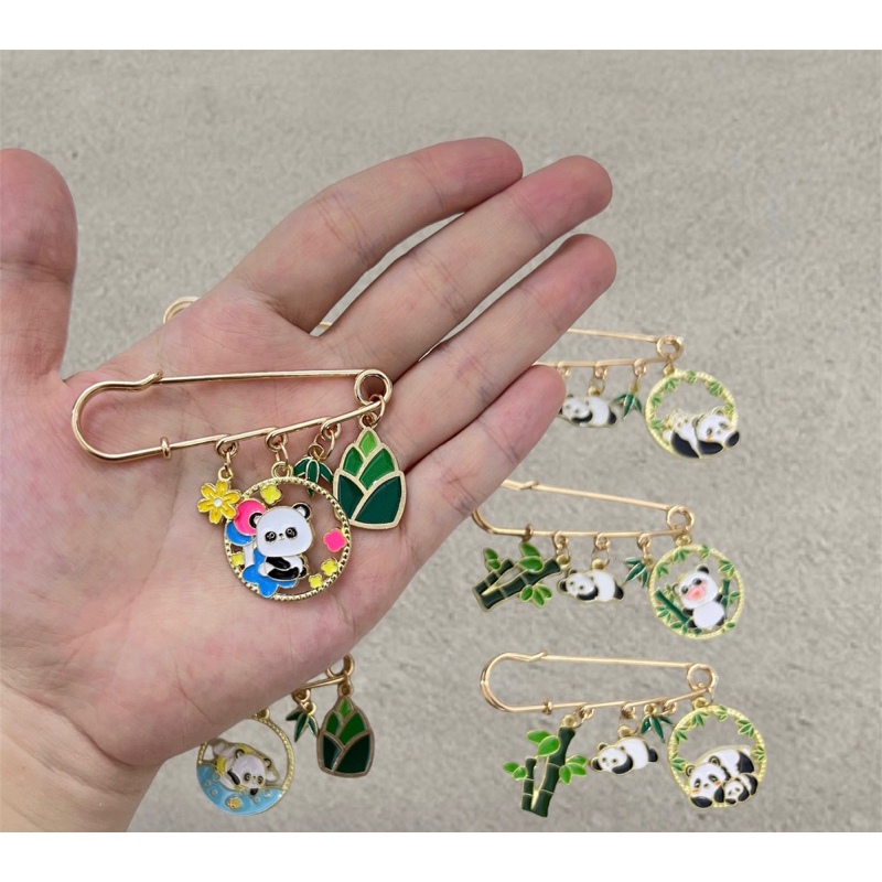 Ghim cài áo , cài balo gấu trúc đỉnh lưu Fubao, Hoahoa